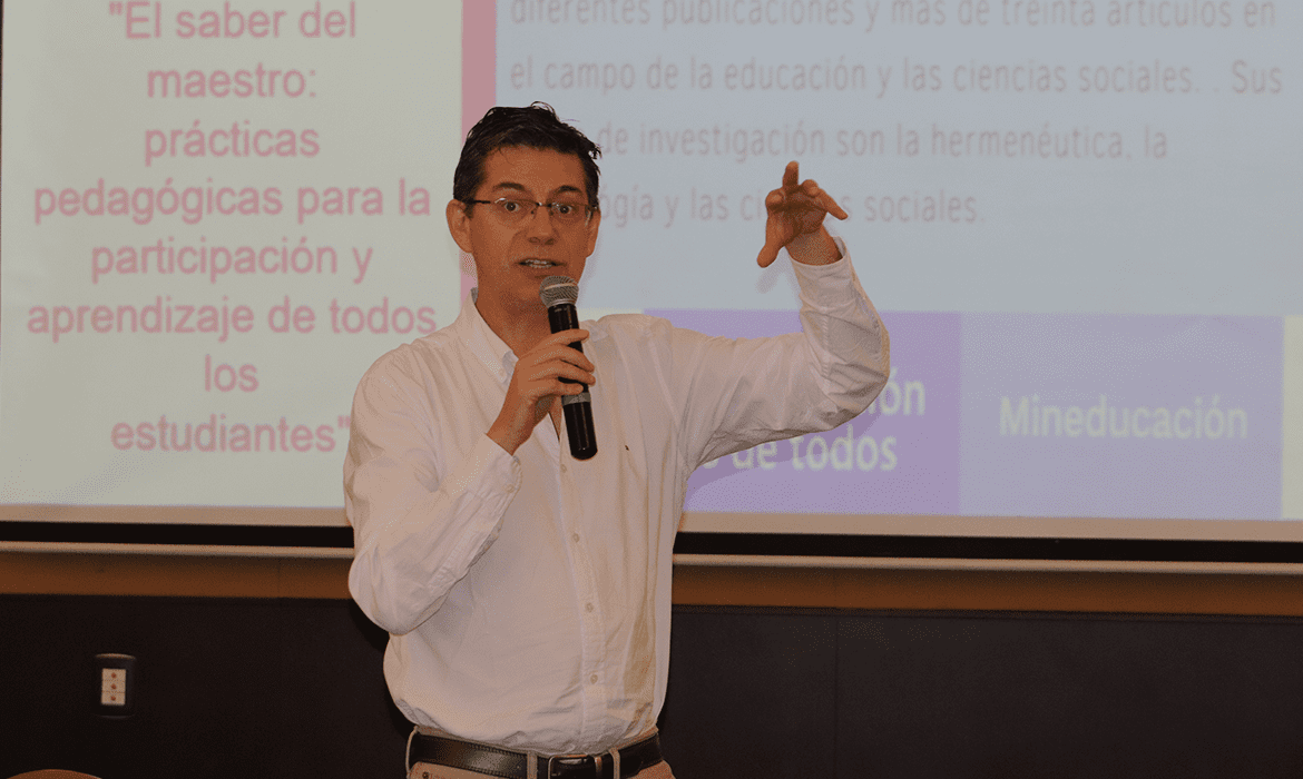 PhD en filosofía y maestro asociado de la Facultad de Educación de la Universidad de Los Andes, José Darío Herrera,