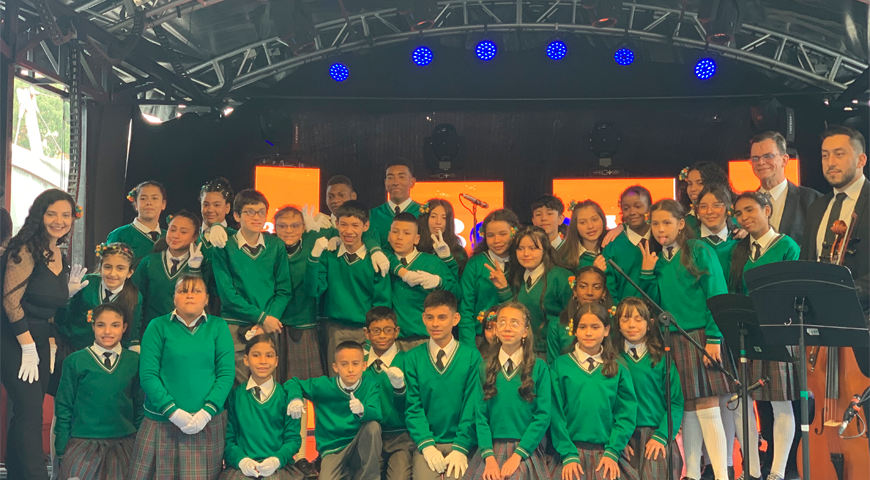 Un grupo de 17 estudiantes sordos protagonizó el tradicional concierto incluyente de la Feria Internacional del Libro de Bogotá (FILBo 2023).