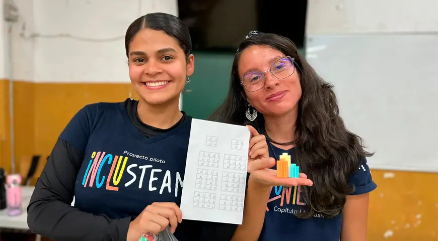 Dos jóvenes de Medellín muestran alegres su certificado de participación en INCLUSTEAM