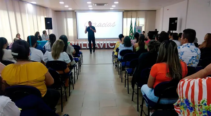 Maestros de la Institución Educativa Colegio Técnico Francisco de Paula Santander en una capacitación. 