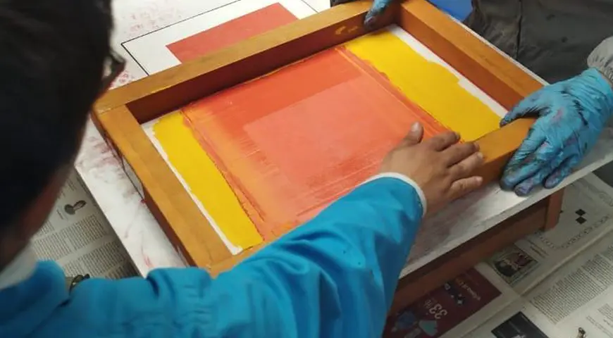 Manos de jóvenes estampando.