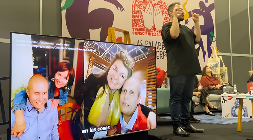 Tarima del evento “Leer con los sentidos: el legado de Jorge Andrés Colmenares, con in intérprete en Lengua de Señas Colombiana (LSC).