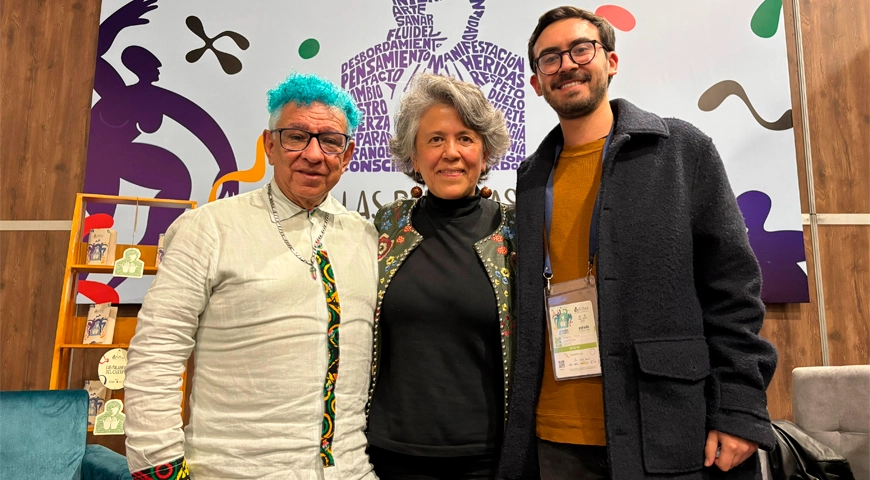 De derecha a izquierda: Manuel Velandia, reconocido por sus 13 títulos universitarios, y líder de la primera marcha gay en Colombia, Lucía Riaño, profesional especializada de la Defensoría de Infancia y Vejez de la Defensoría del Pueblo; y moderador del conversatorio conversatorio sobre ‘Los cuerpos y las vejeces’, en la FILBo 2025.