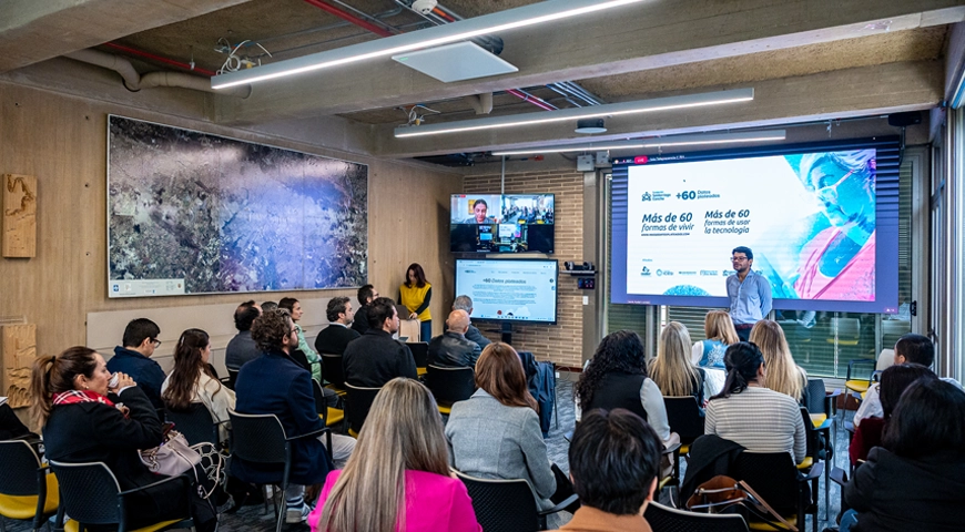 Sin título-1 Iván Darío Gómez, líder de Entornos Digitales de la Fundación Saldarriaga Concha, exponiendo frete a un grupo de personas, durante el lanzamiento de la plataforma +60 Datos Plateados.