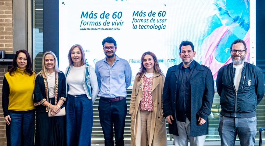 De derecha a Izquierda: Laura Ayala de Entornos Digitales de Fundación Saldarriaga Concha; Adriana Arango, directora de CEDER; Soraya Montoya, directora Ejecutiva Fundación Saldarriaga Concha; Iván Gómez, líder de Entornos Digitales de Fundación Saldarriaga Concha; Juliana Gómez, profesora de Universidad de los Andes; Juan Gabriel Castañeda de Uniminuto, y Santiago de Francisco Vela, director departamento diseño de Universidad de los Andes, durante el lanzamiento de la plataforma +60 Datos Plateados.