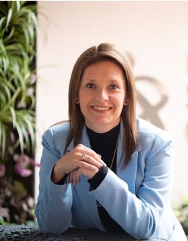 Diana Franco, Líder Administrativa y de Talento Humano sonríe a la cámara