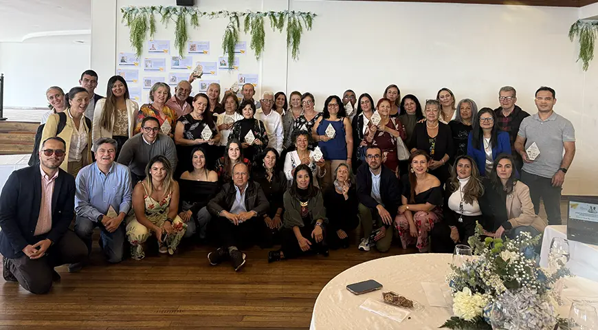 En Caldas se lanzó Fondo Mayor y el grupo de participantes posa en la fotografía