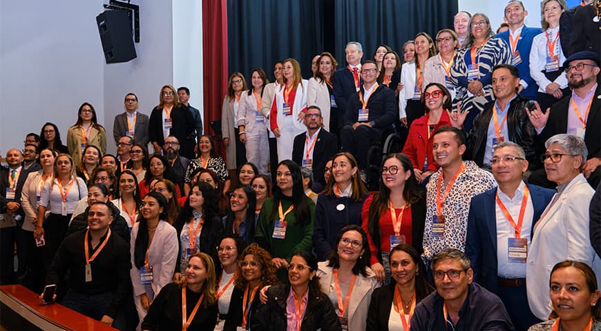 Más de 300 participantes de 150 instituciones de educación superior participaron en el 1er. Encuentro de Rectores y Directivos Docentes. Algunos posan al cierre del evento.
