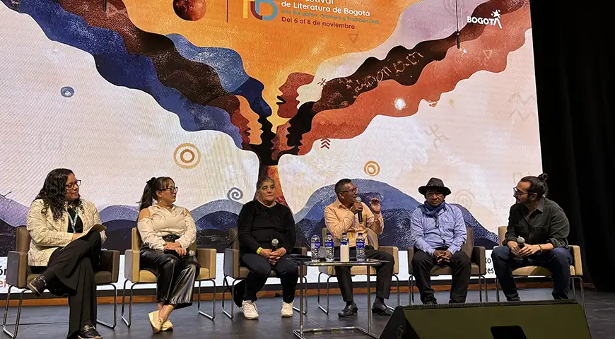 Durante el lanzamiento de 'Relatos del páramo y la selva', durante el Festival de Literatura de Bogotá, aparecen en el panel Rosalba Rojas (del páramo de Sumapaz) y Héctor Francisco Fuentes (de la selva del Matavén) con Norma Constanza Sánchez, de la Fundación Saldarriaga Concha, y Javier Osuna, Javier Osuna, moderador del panel y coordinador de Herencia de mi Pueblo, iniciativa de Historias en Yo Mayor.
