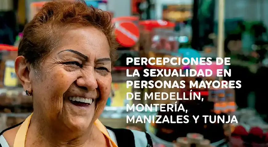 En la portada de 'Percepciones de la sexualidad en personas mayores de Medellín, Manizales, Montería y Tunja, una mujer mayor sonríe en un mercado popular