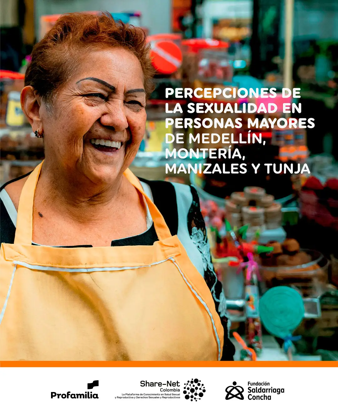 Una mujer mayor sonríe feliz en un mercado - Percepciones de la sexualidad en personas mayores de Medellín, Montería, Manizales y Tunja. Investigación de Fundación Saldarriaga Concha y Profamilia 