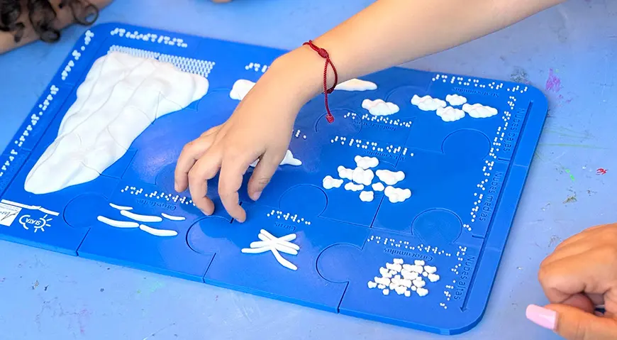 Persona leyendo en braile