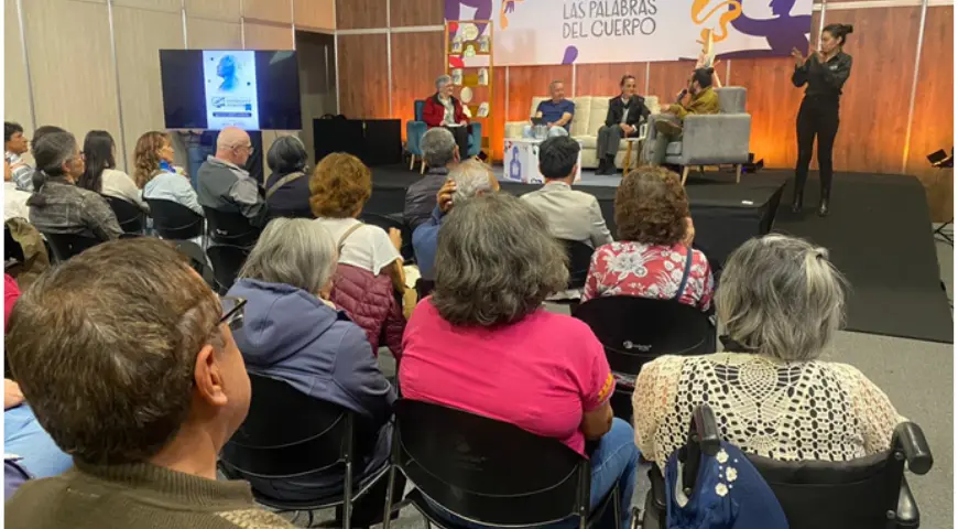 Foto de personas mayores que asisten a una charla en la Feria del Libro de Bogotá 2026. Saberes Mayores - Metodología de alfabetización.