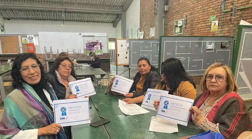 Foto que muestra a 6 profesoras con su certificado.